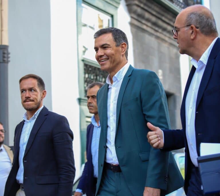 Sánchez niega que vaya a cambiar ministros y acusa a los medios de "intoxicar" sobre una crisis de Gobierno