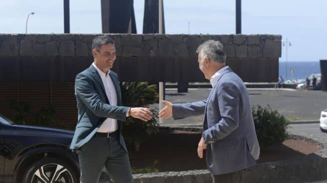 Pedro Sánchez, reunido con el presidente de Canarias en Lanzarote.