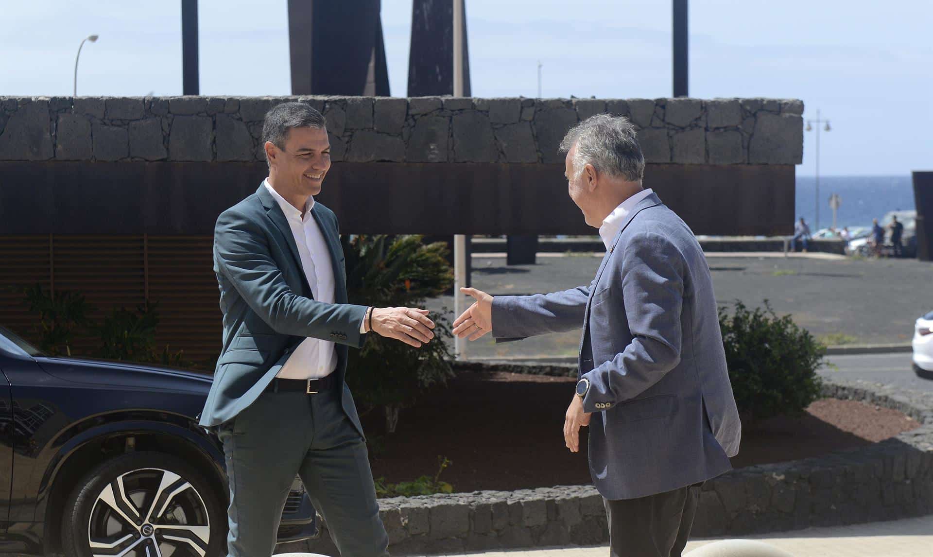 Pedro Sánchez, reunido con el presidente de Canarias en Lanzarote.