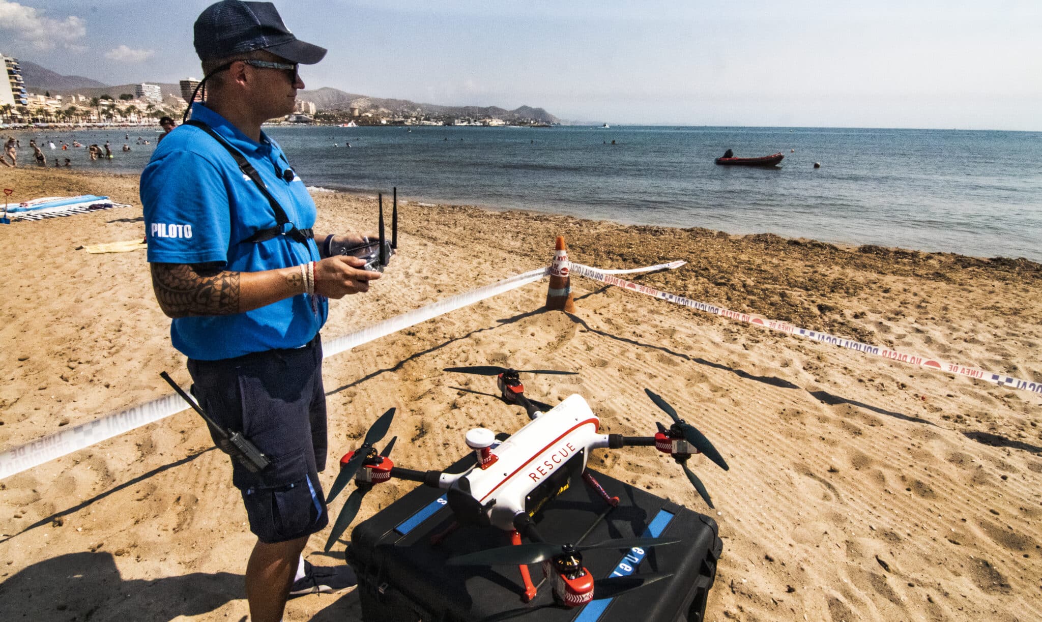 José Morilla, piloto con el dron de salvamento en playas.