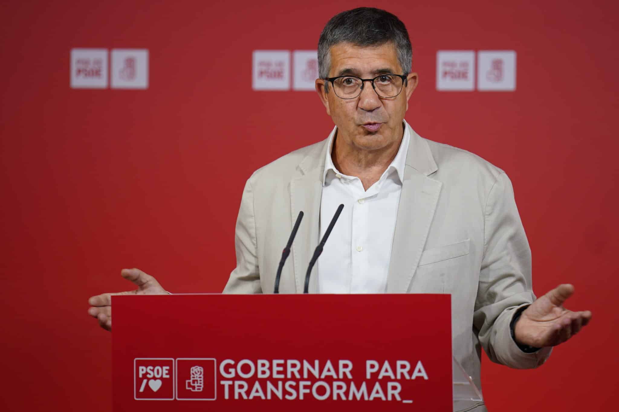 El portavoz del Grupo Parlamentario Socialista en el Congreso de los Diputados, Patxi López, comparece ante los medios, en la sede del PSE-EE, en una foto de archivo.