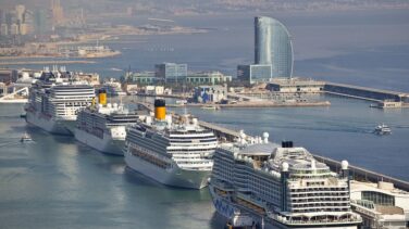 Giro en los puertos españoles: menos contenedores y récord de turistas de crucero