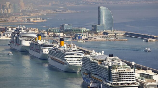 Varios cruceros esperan atracados en el Puerto de Barcelona.