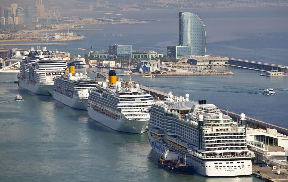 Varios cruceros esperan atracados en el Puerto de Barcelona.