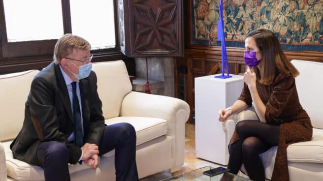 El presidente de la Generalitat Valenciana, Ximo Puig, conversa con la ministra de Derechos Sociales y Agenda 2030, Ione Belarra.
