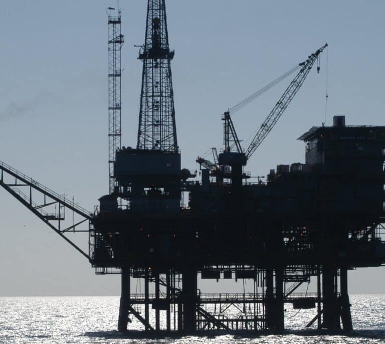 Repsol cede a la Guardia Civil una plataforma petrolífera para un simulacro con toma de rehenes