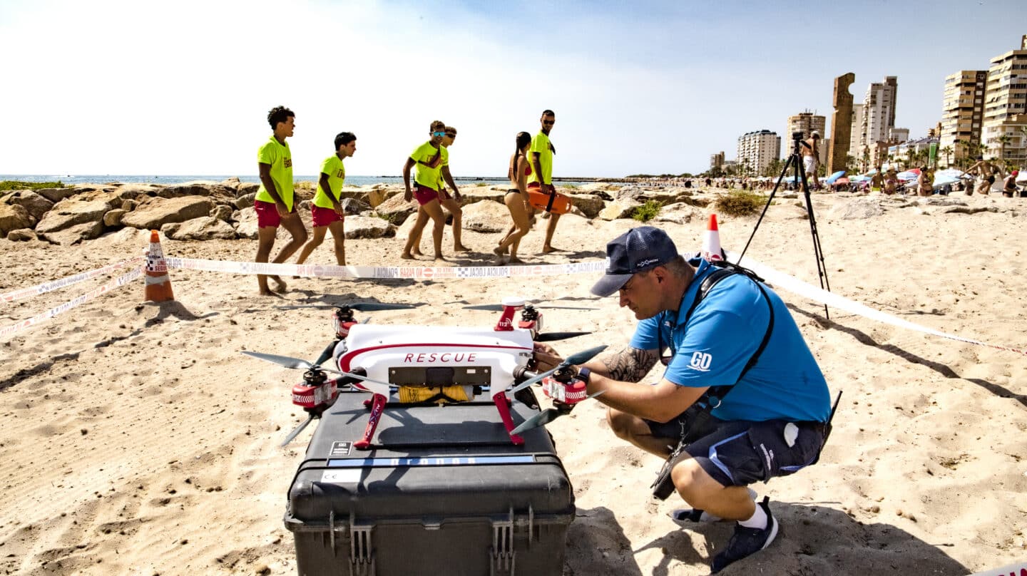 El equipo de salvamento y el piloto de drones tras un simulacro en las playas de El Campello, Alicante.