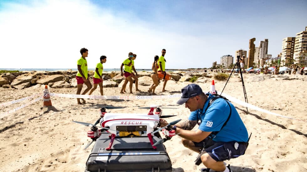 El equipo de salvamento y el piloto de drones tras un simulacro en las playas de El Campello, Alicante.