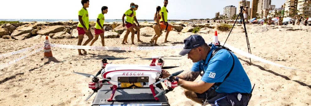 El equipo de salvamento y el piloto de drones tras un simulacro en las playas de El Campello, Alicante.