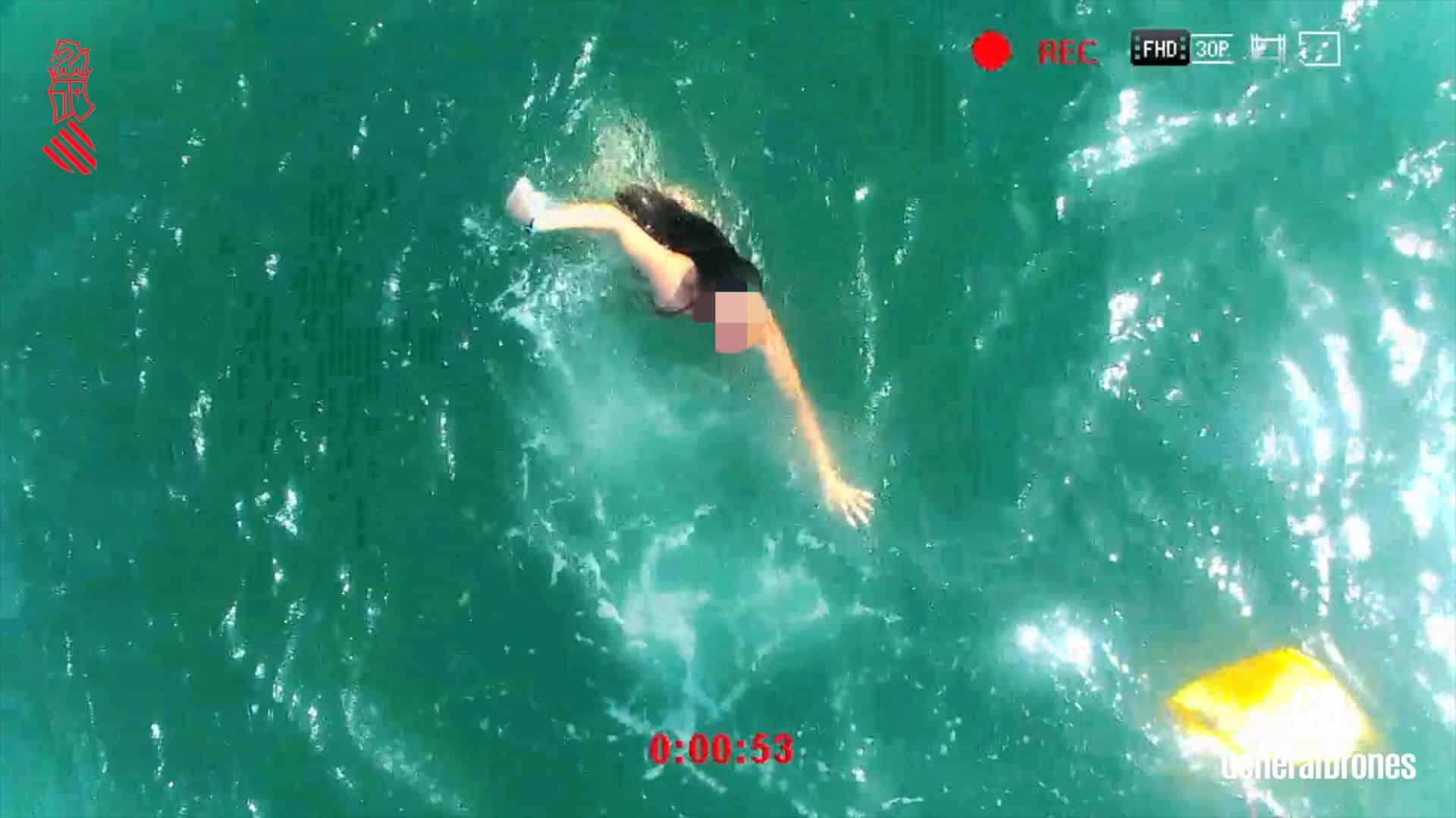 Vídeo del espectacular rescate a una joven en la playa de Santa Pola gracias a un dron
