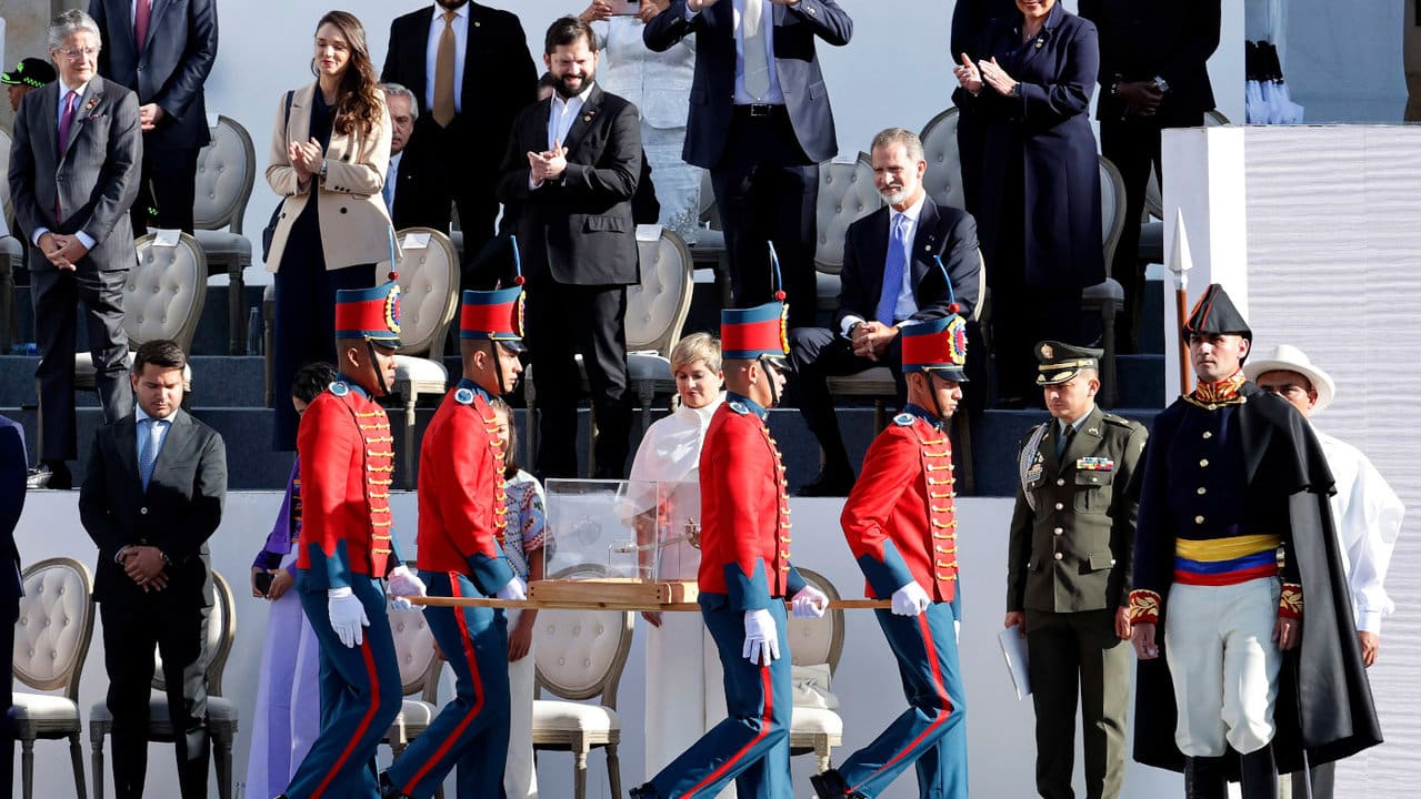 Zarzuela intenta zanjar la polémica por la espada de Bolívar: "Los símbolos son el himno y la bandera"