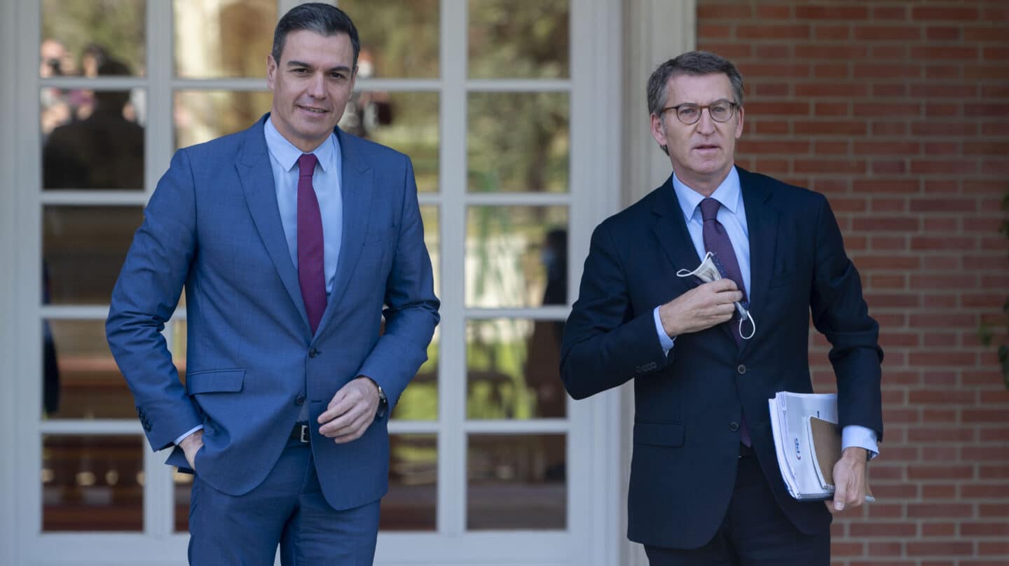 El presidente del Gobierno, Pedro Sánchez (i), recibe al presidente nacional del PP, Alberto Núñez Feijóo (d), en La Moncloa, a 7 de abril de 2022.