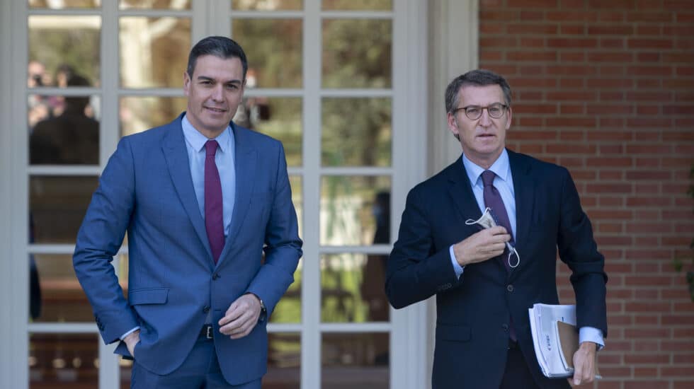 El presidente del Gobierno, Pedro Sánchez (i), recibe al presidente nacional del PP, Alberto Núñez Feijóo (d), en La Moncloa, a 7 de abril de 2022.