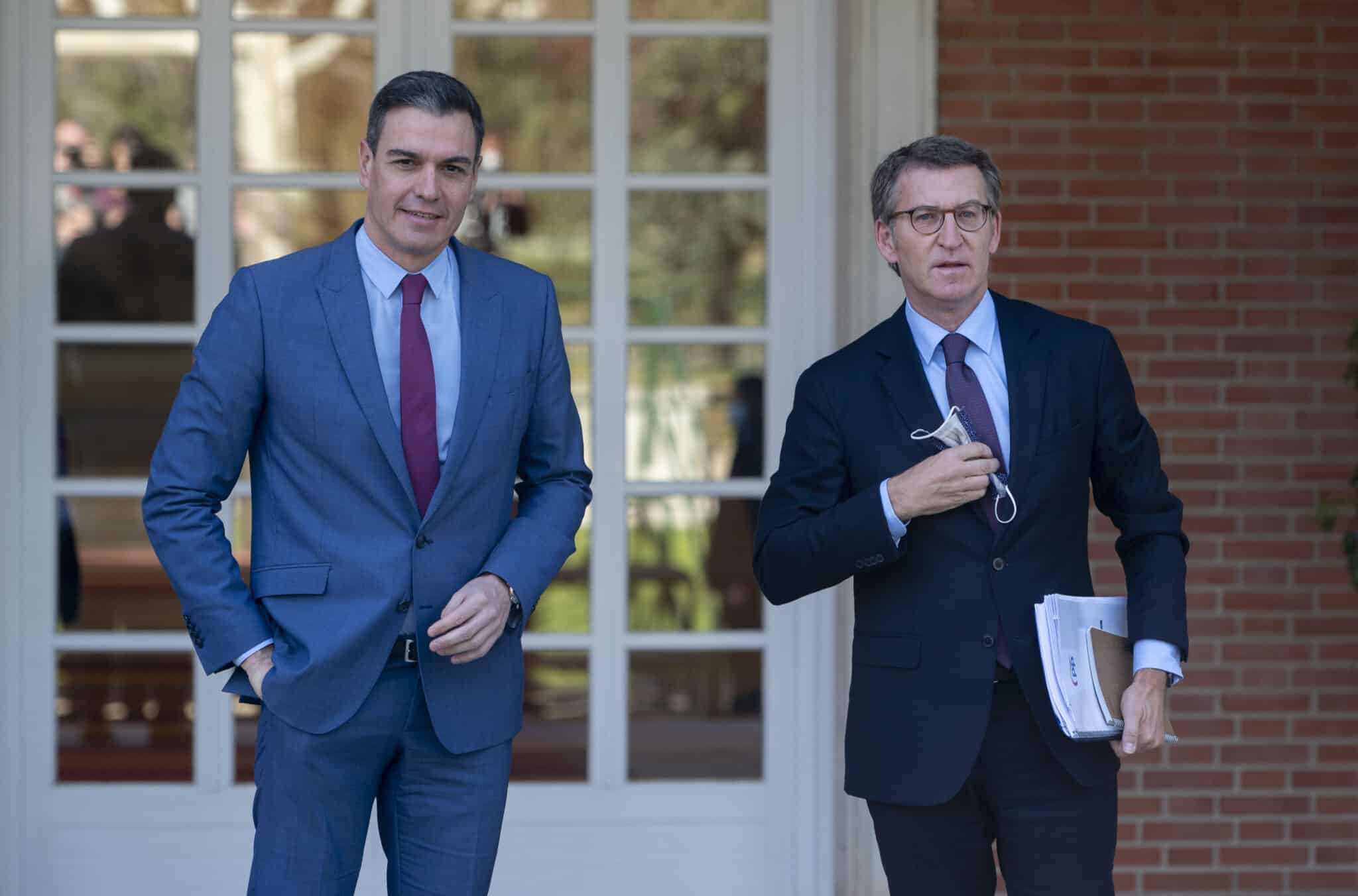 El presidente del Gobierno, Pedro Sánchez (i), recibe al presidente nacional del PP, Alberto Núñez Feijóo (d), en La Moncloa, a 7 de abril de 2022.