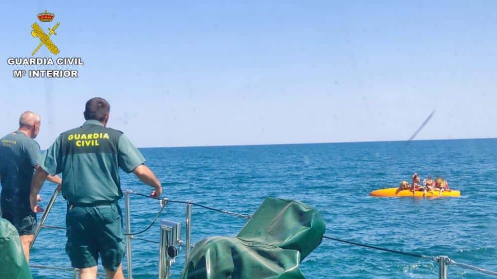 Rescatan en el mar a una familia a la deriva tras naufragar con su embarcación en Alicante