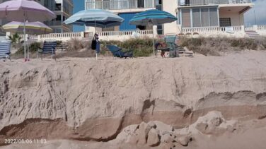La playa de dos plantas en Tavernes de la Valldigna que indigna a los bañistas