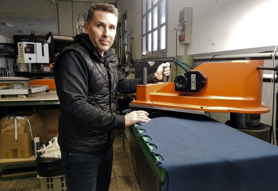 El afán innovador y sostenible de la firma mallorquina Yoccs encuentra en los artesanos de Elche el complemento perfecto para fabricar las zapatillas más deseadas del momento. Calzado de producción local y limitada que aúna diseño y comodidad.