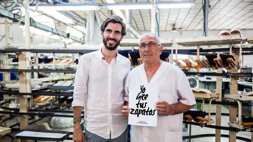 El afán innovador y sostenible de la firma mallorquina Yoccs encuentra en los artesanos de Elche el complemento perfecto para fabricar las zapatillas más deseadas del momento. Calzado de producción local y limitada que aúna diseño y comodidad. El éxito de las familias españolas que fabrican las zapatillas más cómodas del mundo.