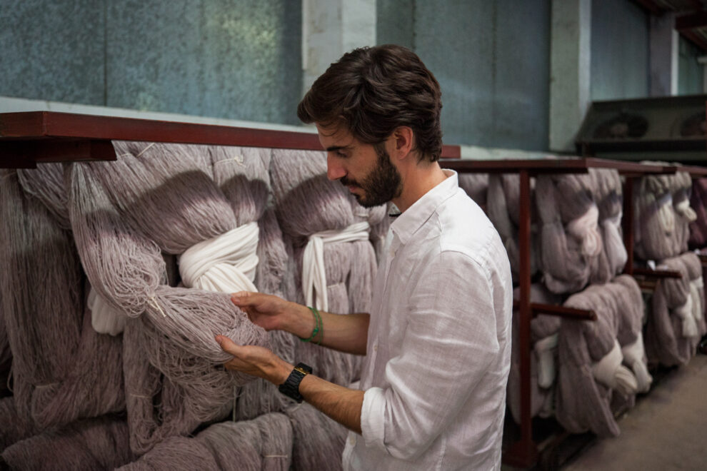 Pablo Mas, fundador y artífice del éxito de Yuccs, con algunas muestras de lana merina empleada para la fabricación de sus zapatillas. El afán innovador y sostenible de la firma mallorquina Yoccs encuentra en los artesanos de Elche el complemento perfecto para fabricar las zapatillas más deseadas del momento. Calzado de producción local y limitada que aúna diseño y comodidad.