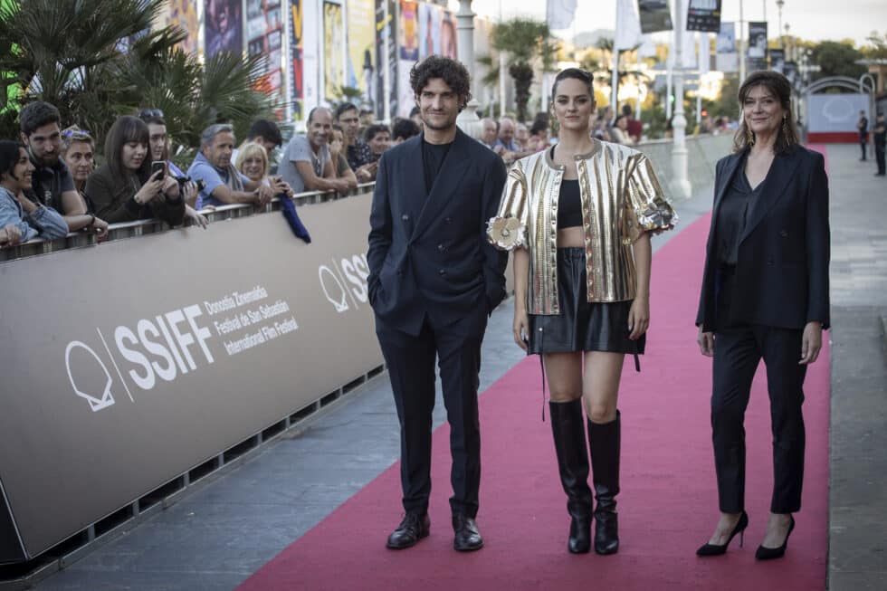 El director y guionista Louis Garrel, la productora Anne-Dominique Toussaint (d) y la actriz Noèmie Merlant posan este lunes en la alfombra roja del 70 Festival de Cine de San Sebastián, donde su película "L'Innocent" se proyecta en la sección Perlas del certamen.