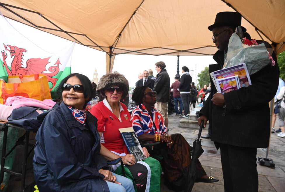 Vanessa Nathakumaran (L), quien fue la primera persona en llegar al lugar designado para hacer cola en Victoria Tower Gardens para el funeral de la reina Isabel II de Gran Bretaña en Londres