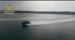Dos inmigrantes embisten a la Guardia Civil con una moto de agua en Ceuta