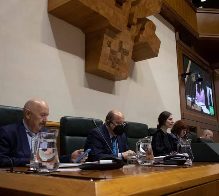 El 'chollo telefónico' de los parlamentarios vascos: dos móviles por legislatura... sin necesidad de devolverlos