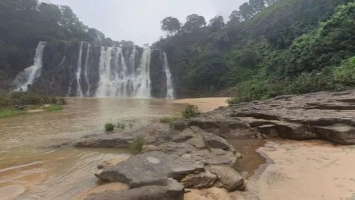 Mueren seis miembros de una familia tras resbalarse mientras se hacían un selfie en una cascada