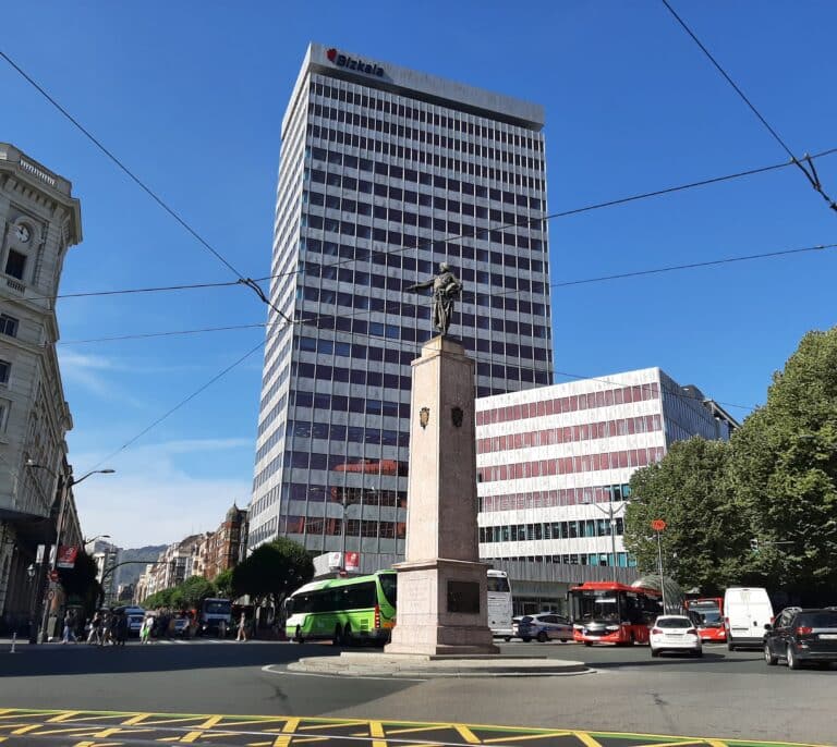 La antigua sede del BBVA se reinventa en el mayor centro de emprendimiento de Euskadi