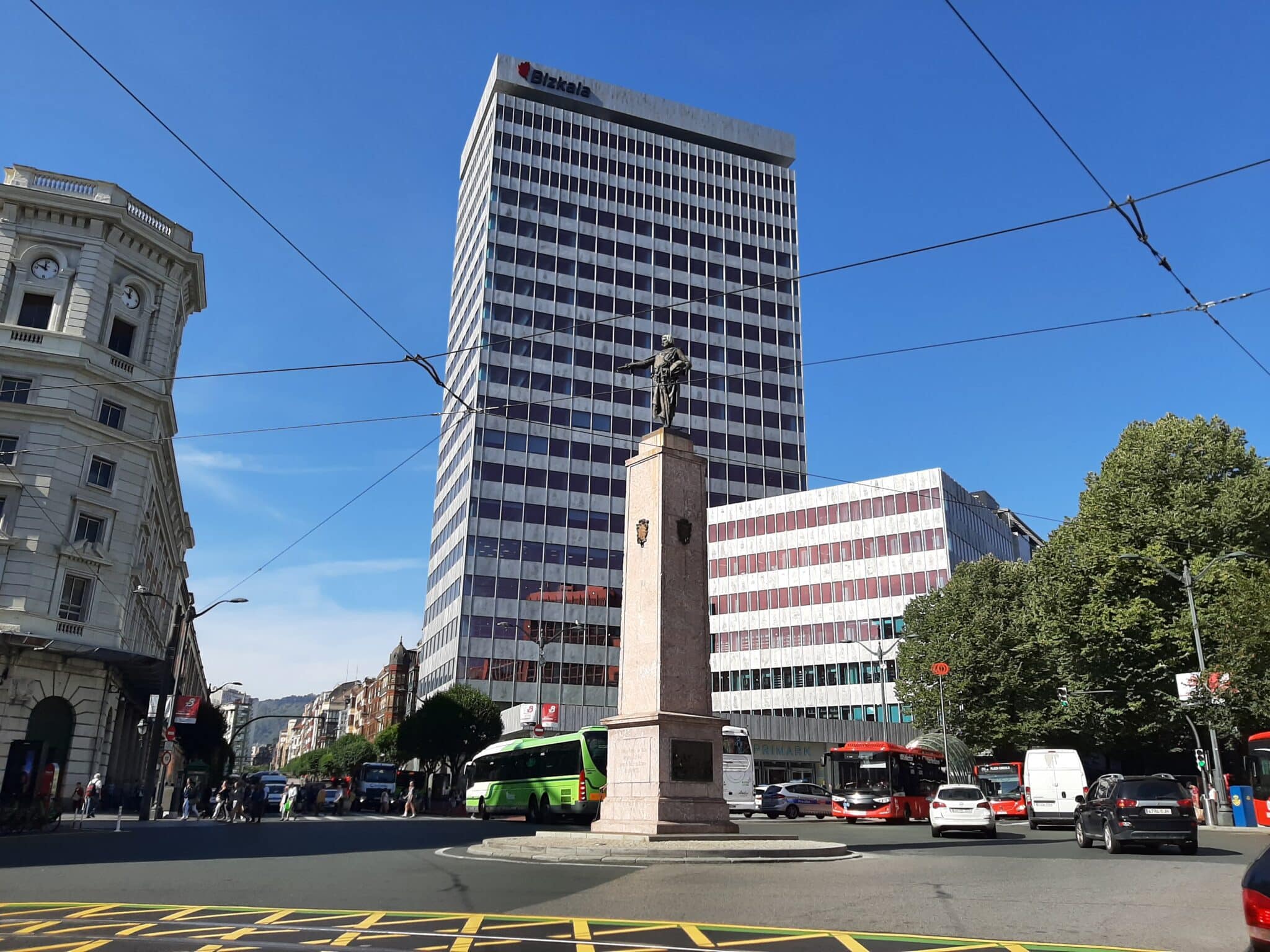 La antigua sede del BBVA se reinventa en el mayor centro de emprendimiento de Euskadi