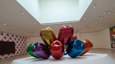 La historia del Guggenheim en 145 obras de luz y titanio