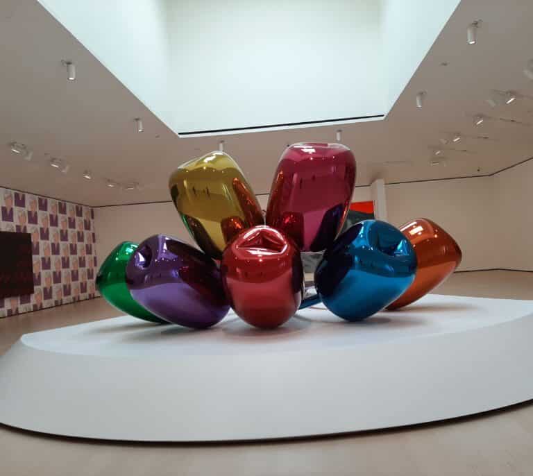 La historia del Guggenheim en 145 obras de luz y titanio