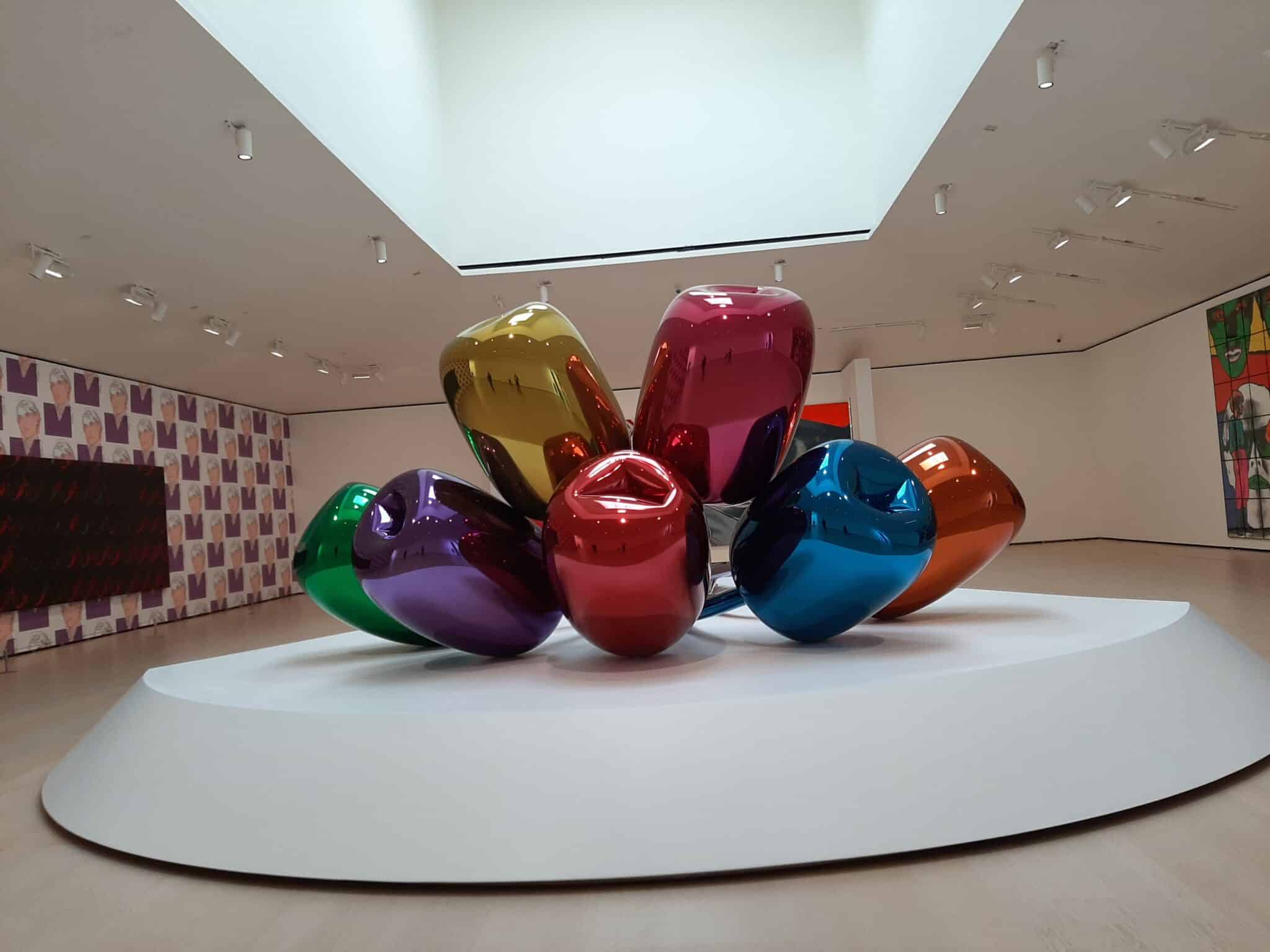 La historia del Guggenheim en 145 obras de luz y titanio