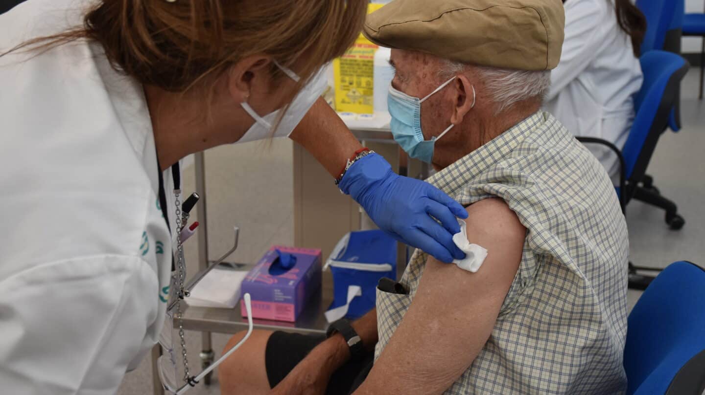 Un varón recibe la cuarta dosis de la vacuna Covid en septiembre de 2022.