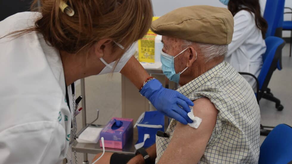 Un varón recibe la cuarta dosis de la vacuna Covid en septiembre de 2022.