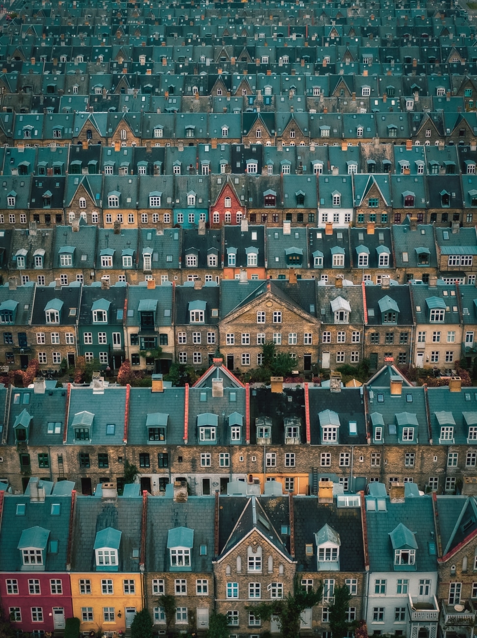 Tejados del barrio Kartoffelraekkerne, en Oesterbro, Copenhague. El barrio fue construido a finales de 1800 para las familias de clase trabajadora. Hoy en día, es uno de los más deseados de la capital danesas.