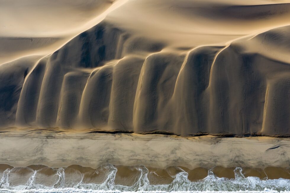 el desierto de Namibia se encuentra con el océano vistos desde el aire.