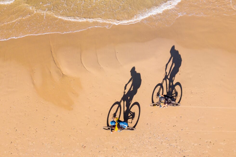 Mientras Gilad Topaz volaba un dron cerca de la playa dos ciclistas pasaron rápidamente y continuaron por el paseo marítimo en Beit Yanai Beach (Israel). El fotógrafo comenzó a perseguirlos desde arriba para obtener la mejor toma.