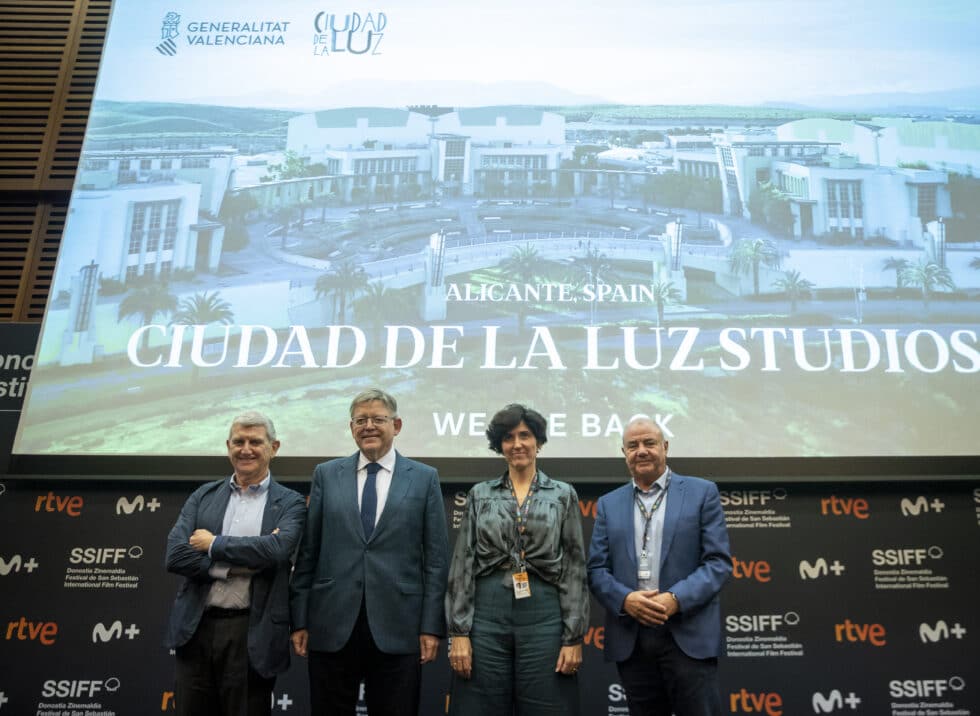 El president de la Generalitat valenciana, Ximo Puig (2i); el presidente de RTVE, José Pablo López (i); lla directora de Industris Culturales del ministerio de Cultura, Adriana Moscoso; CEO de la Ciudad de la Luz, Antonio Rodes, han presentado este lunes en el festival de cine de San Sebastián las nuevas líneas maestras de los estudios cinematográficos alicantinos de Ciudad de la Luz, tras la suspensión definitiva de la sanción europea que recaía sobre ella, que obligó a cerrar el centro al séptimo arte durante diez años.