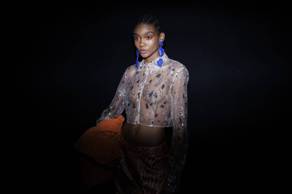 Una modelo muestra en el backstage una creación de la colección primavera-verano 2023 de la diseñadora Lola Casademunt by Maite, durante la 76ª edición de la pasarela Mercedes Benz Fashion Week Madrid, este sábado en Madrid.