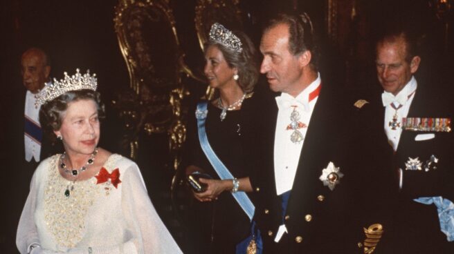 Don Juan Carlos y la reina Isabel II