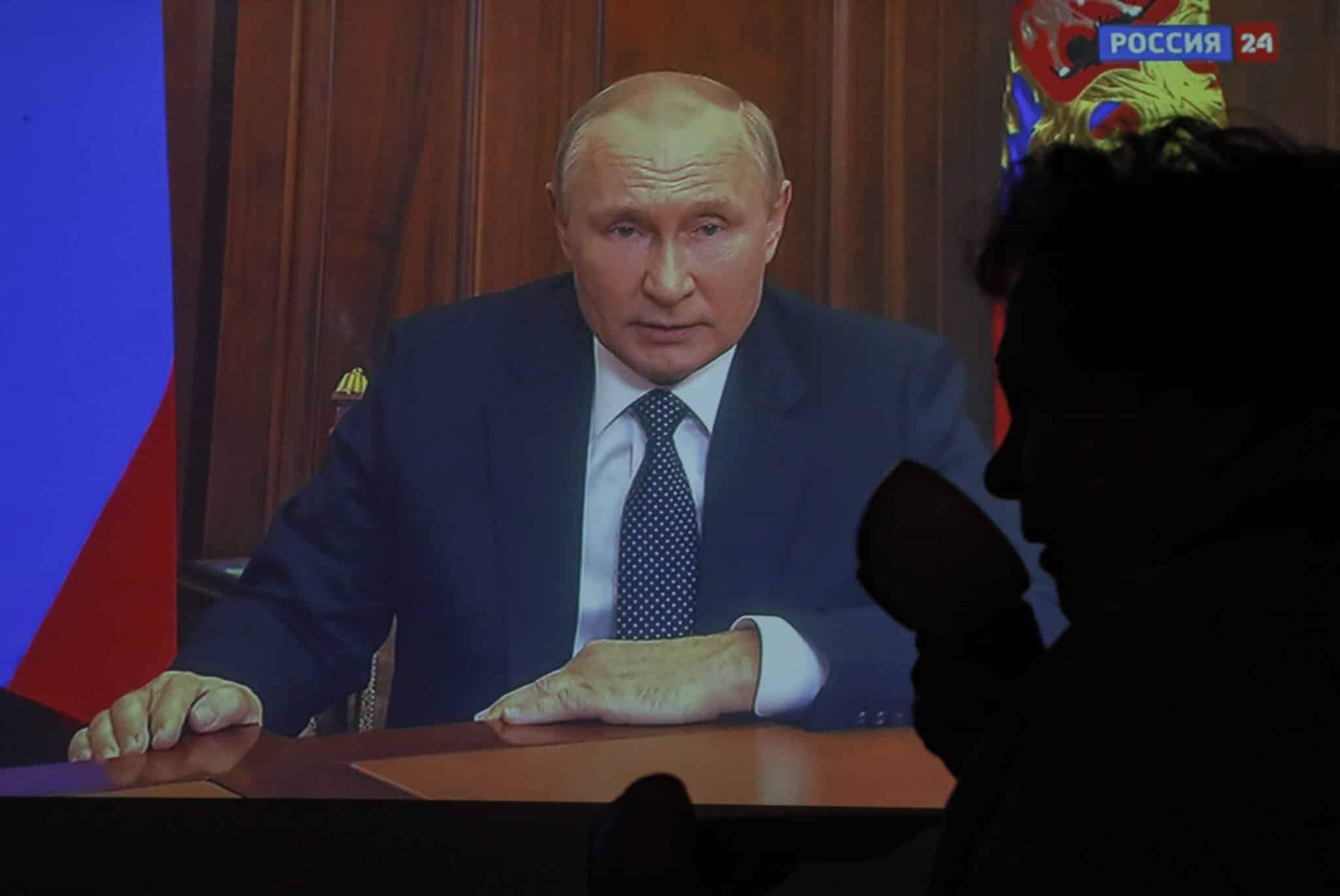 Retransmisión por televisión del discurso de Vladimir Putin.
