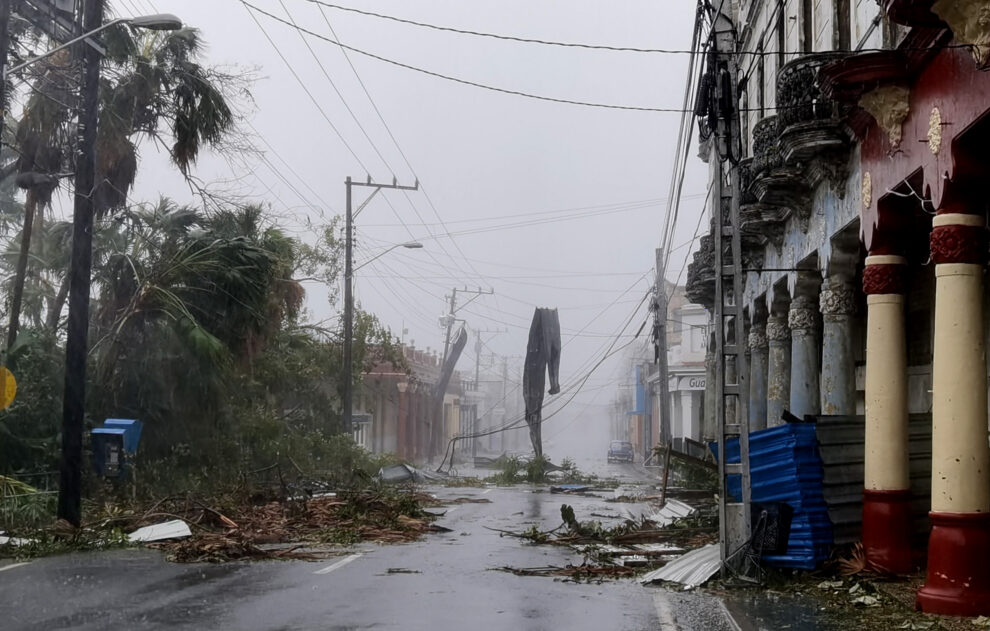 Fotografía de algunos de los destrozos dejados por el paso del huracán Ian, hoy, en Pinar del Río (Cuba). 