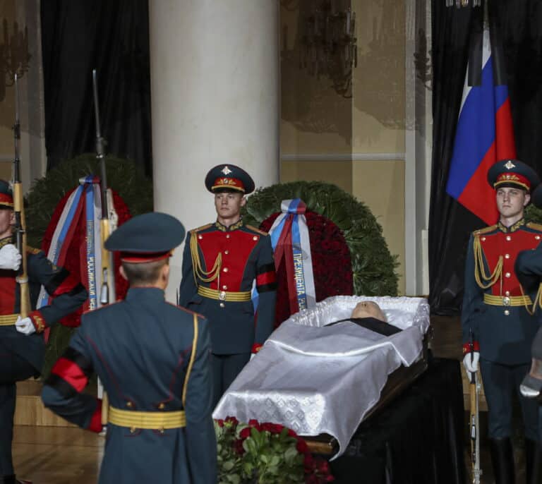 Rusia despide a Gorbachov con multitud de ciudadanos pero sin Putin