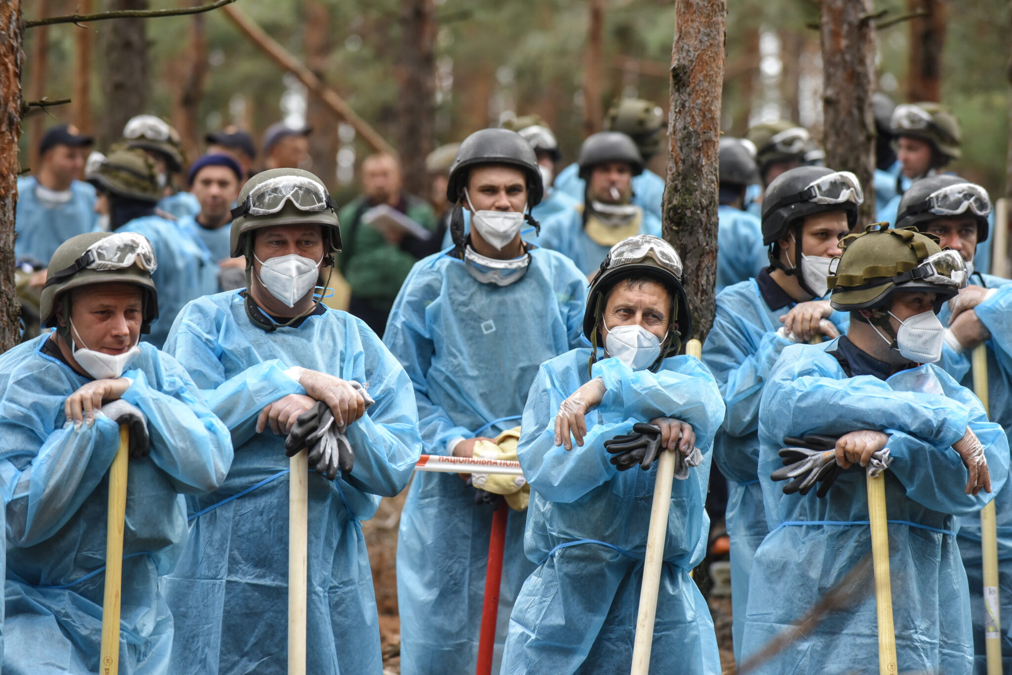 Equipos de trabajo en las fosas de Izium.