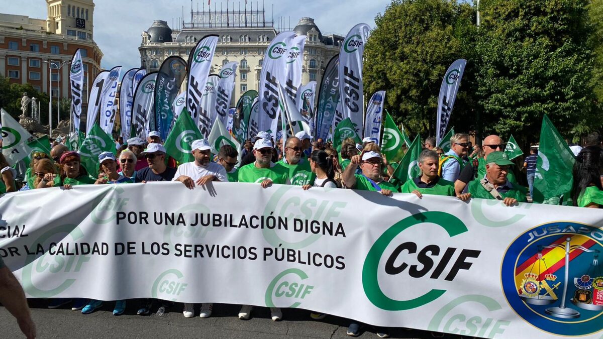 Decenas de miles de funcionarios marchan contra el Gobierno en demanda de "una subida salarial justa"