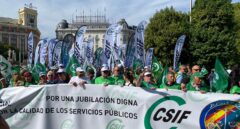 Decenas de miles de funcionarios marchan contra el Gobierno en demanda de "una subida salarial justa"