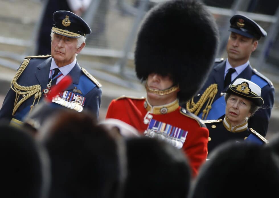 El rey Carlos III de Gran Bretaña (i), la princesa Ana (d), y el príncipe Guillermo (detrás), en el cortejo fúnebre con los restos de Isabel II transportados en un carro de armas desde el Palacio de Buckingham