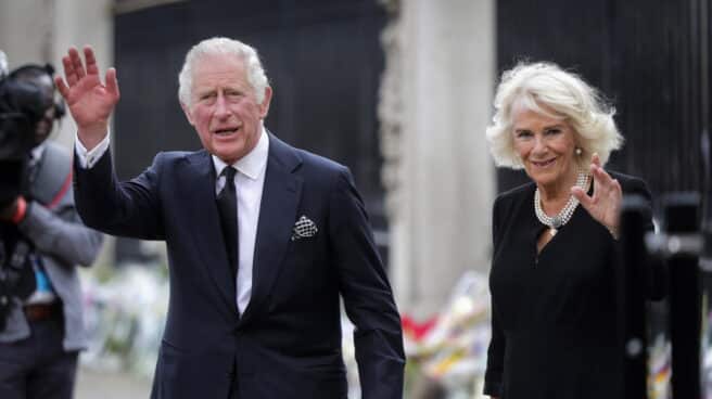 Carlos III de Inglaterra saluda junto a su esposa Camila Parker a su entrada al Palacio de Buckingham Palace en Londres