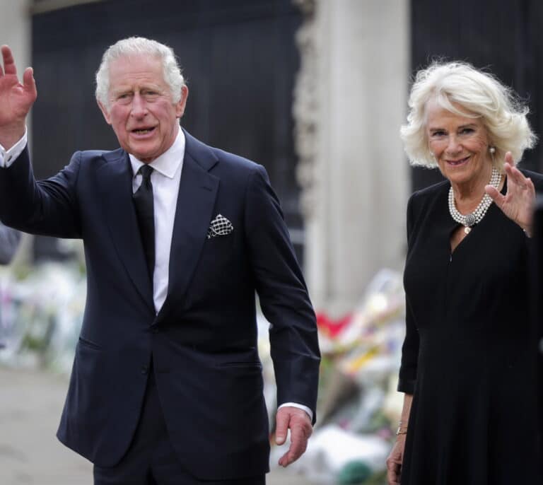 Carlos III llega a Londres y se dirigirá por primera vez como rey a los británicos
